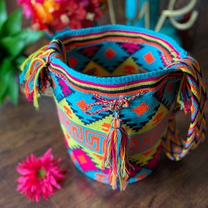 Kolumbianische Crossbody handgefertigte Wayuu-Tasche. Bunte Mochila. Handwerklich Handgewebte Schulter Geldbörse. Tapizada gehäkelte Mochila.