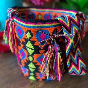 Colombian Crossbody Handmade Wayuu Bag. Colorful Mochila. Artisanal Handwoven Shoulder Purse. Tapizada Crochet Mochila.