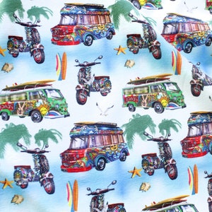 Könnte beinhalten: Ein farbenfroher Stoff mit einem sich wiederholenden Muster aus Vintage-Vans und Rollern. Die Vans sind mit Peace-Zeichen, Blumen und anderen psychedelischen Designs verziert. Die Roller sind blau und weiß. Der Hintergrund ist hellblau.