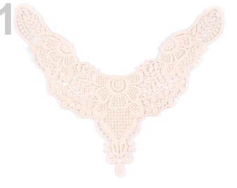 Op de afbeelding: Een delicate, crèmekleurige kanten kraag met een gegolfde rand en ingewikkelde bloemmotieven. De kraag is perfect om elke outfit een vleugje elegantie te geven.