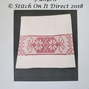 Könnte beinhalten: Ein weißes Handtuch mit einem rosa bestickten Rand. Die Stickerei zeigt ein sich wiederholendes Muster aus stilisierten Blumen. Der Text "Huck Embroidery Towel Pattern © Stitch On It Direct 2018" ist über dem Handtuch gedruckt. Der Text "Easy to Read Pattern With Complete Instructions." ist unter dem Handtuch gedruckt.