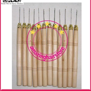 Puede incluir: Conjunto de 12 portaagujas de madera con ganchos de metal. Las agujas se utilizan para extensiones de cabello. Las agujas son doradas y los mangos son de madera natural. El texto "Professional Extension Wooden Holder Needles" y "Type: Wooden Holder Needle Hook" está impreso debajo de las agujas. El texto "Q'ty: 12 pcs" está impreso debajo del texto.