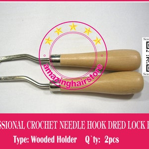 Puede incluir: Dos ganchos de crochet plateados con mangos de madera. Los ganchos están diseñados para trenzar rastas. El texto de la imagen dice "PROFESSIONAL CROCHET NEEDLE HOOK DRED LOCK BRAIDS Type: Wooded Holder Qty: 2pcs"