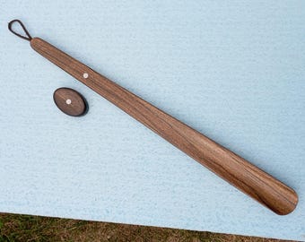 Un calzascarpe in noce europeo con attacco magnetico. Un regalo di Natale.