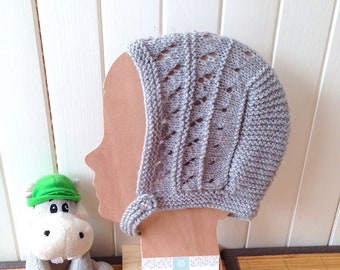 Bonnet béguin "Madison" bébé 9-12 mois, chapeau rétro/vintage gris souris au tricot ajouré