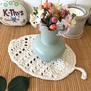 CHERRY LEAF boho lace leaf placemat, crochet decoration in 100% cotton, natural, ecru white