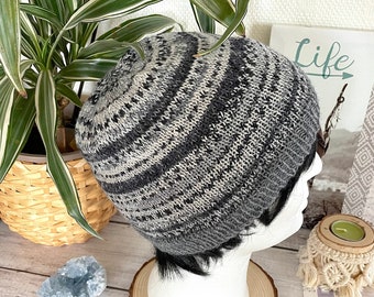 Bonnet ANTON en laine fine jacquard Poivre et Sel, tricot fait main, bonnet rayures, gris, noir, idée cadeau homme, cadeau pour lui