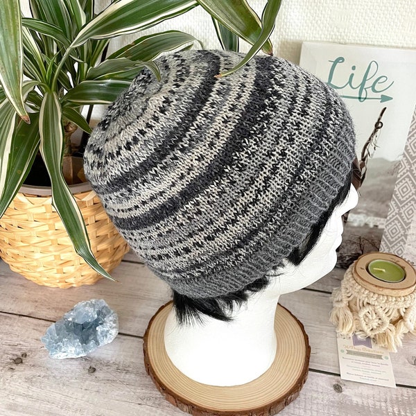 Bonnet ANTON en laine fine jacquard Poivre et Sel, tricot fait main, bonnet rayures, gris, noir, idée cadeau homme, cadeau pour lui