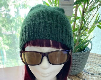 Bonnet slouchy JANYCE tendance pour femme en baby alpaga et mérinos, vert lierre foncé, cadeau femme, cadeau pour elle, cadeau pour homme