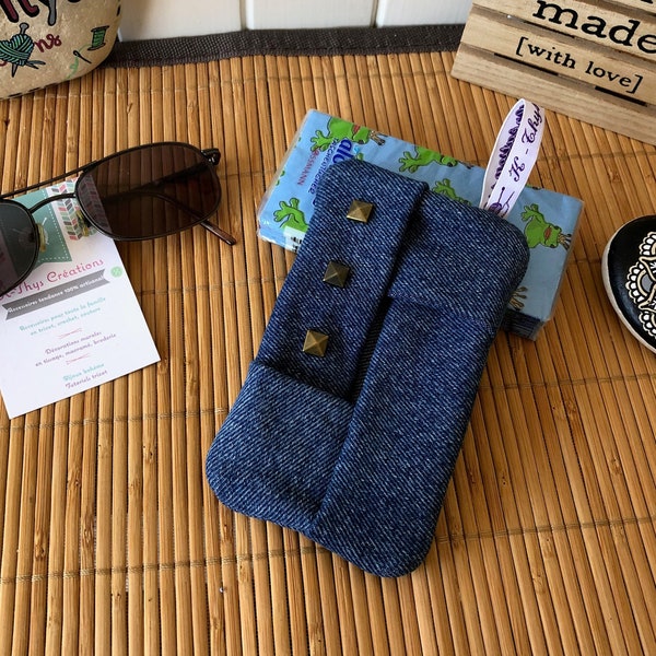 Etui Origami Rock en Jean denim bleu avec clous de customisation pyramide, idée cadeau papa