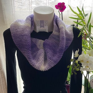 Snood 2 tours tricoté en acrylique, moelleux, nuances violet mauve blanc, cadeau pour femme, cadeau pour fille, cadeau pour ado image 1