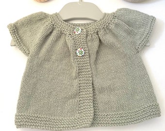 Gilet tricot de naissance fille, cardigan manches courtes Bébé 0-3 mois, vert amande, oeko-tex, tricot fait mains, tricot artisanal bébé