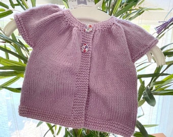 Gilet tricot de naissance fille, cardigan manches courtes Bébé 0-3 mois, acrylique oeko-tex lilas, tricot fait mains, tricot artisanal bébé