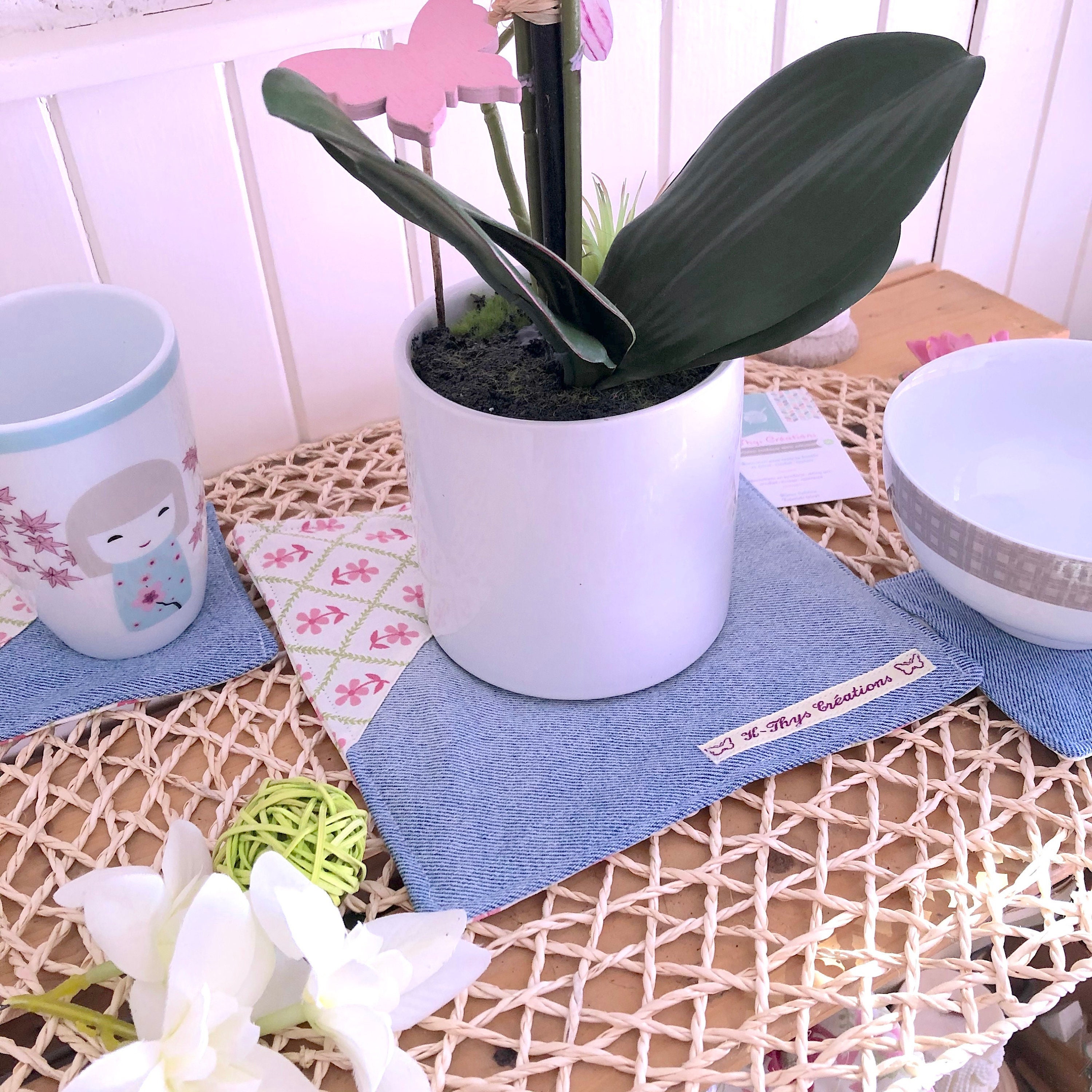 Dessous de Plat et Sous-Verre, Sous Tasse en Jean Recyclé Coton Oeko-Tex Fleuri, Set Table, Fête Des