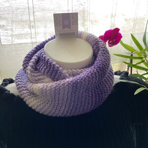 Snood 2 tours tricoté en acrylique, moelleux, nuances violet mauve blanc, cadeau pour femme, cadeau pour fille, cadeau pour ado image 2