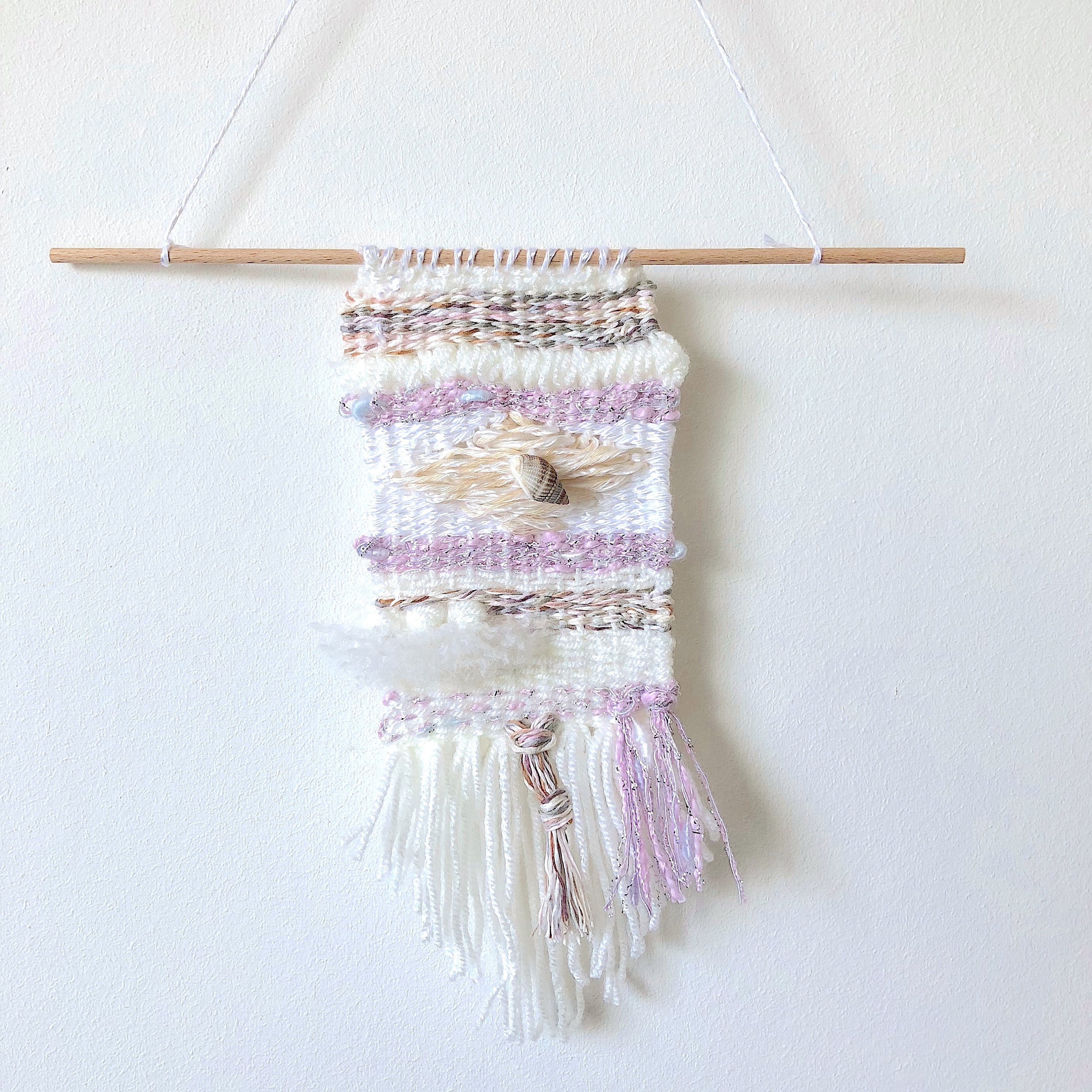 Tissage Mural Estival, Décoration Bohème Aux Tons Doux avec 1 Coquillage, Tapisserie Murale Moderne