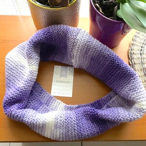 Snood 2 tours tricoté en acrylique, moelleux, nuances violet mauve blanc, cadeau pour femme, cadeau pour fille, cadeau pour ado image 5