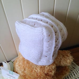 Bonnet béguin MADISON bébé, taille 9-12 mois, chapeau rétro/vintage, couleur blanc pur tricoté ajouré image 3