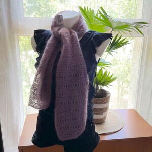 Echarpe foulard dentelle tricot ajourée ELSA, mohair, soie, lilas bruyère, cadeau maman, cadeau mamie, idée cadeau femme, cadeau pour elle image 5