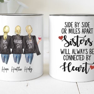 Puede incluir: Dos tazas de cer&aacute;mica blanca con asas negras. Una taza presenta un gr&aacute;fico de tres hermanas con cabello rubio que llevan chaquetas negras y jeans azules. El texto en la taza dice "Big Sis, Middle Sis, Little Sis" y "Hope, Heather, Haky". La otra taza presenta el texto "Side by Side or Miles Apart Sisters Will Always Be Connected By Heart" con dos corazones rojos.