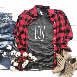Amor Camisa de San Valentín, Love Heart Valentine Camiseta, Camiseta de San Valentín para mujeres, Camisa de San Valentín mujeres, Camisa de San Valentín bonita