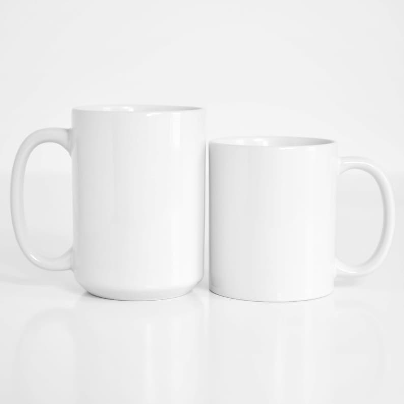 Puede incluir: Dos tazas de cer&aacute;mica blanca, una m&aacute;s grande que la otra, se muestran sobre una superficie blanca. Ambas tazas tienen un dise&ntilde;o simple y redondeado.