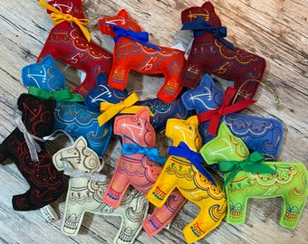 Dala shop horse keychain