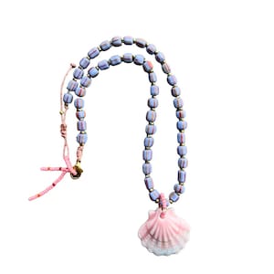 Peut inclure: Un ensemble de trois tasses en céramique avec une finition mate et mouchetée. Les tasses sont de couleur crème, gris clair et gris foncé. Chaque tasse a un design simple et minimaliste, parfait pour le café ou le thé.