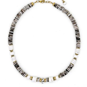 Peut inclure: Panneau en bois rustique avec l'inscription "Welcome to our home" en lettres blanches. Le panneau présente une finition vieillie et un design simple et accueillant, pour une entrée.