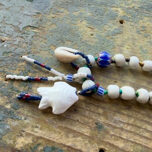 K&ouml;nnte beinhalten: Rustikales Holzschild mit dem Text "Welcome to our home" in wei&szlig;er Schrift. Das Schild hat eine Used-Optik und ein schlichtes, einladendes Design, perfekt f&uuml;r den Eingangsbereich.