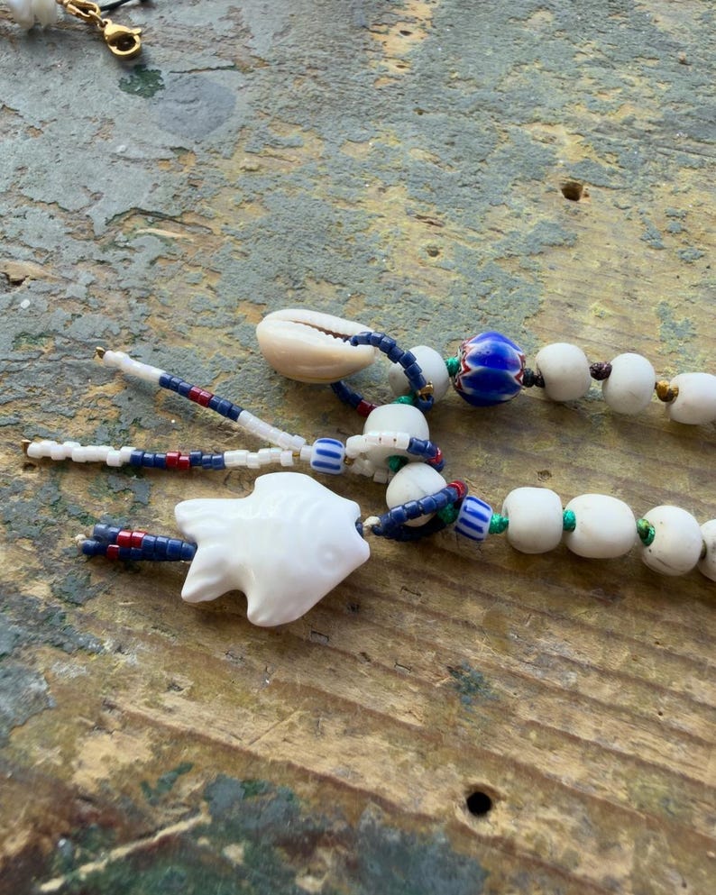 K&ouml;nnte beinhalten: Rustikales Holzschild mit dem Text "Welcome to our home" in wei&szlig;er Schrift. Das Schild hat eine Used-Optik und ein schlichtes, einladendes Design, perfekt f&uuml;r den Eingangsbereich.