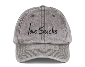 Gorra bordada "Love Sucks" - Regalo para fans de TVD