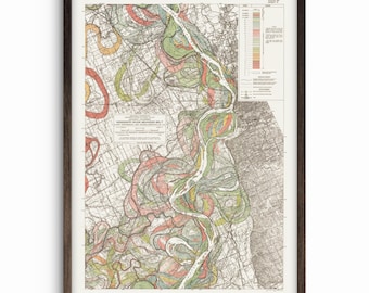 Könnte beinhalten: Eine Vintage-Karte des Mississippi River Meanders Belt, die den Verlauf des Flusses und seine Veränderungen im Laufe der Zeit zeigt. Die Karte ist in Schwarzweiß gedruckt, mit farbigen Linien, die verschiedene geologische Formationen kennzeichnen. Die Karte ist in einem braunen Holzrahmen gerahmt.