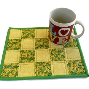 Gelber Iris Quilted Mug Rug Untersetzer