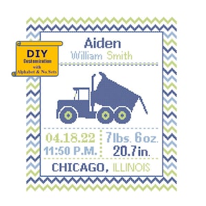 Puede incluir: Un diseño de punto de cruz azul y verde con un camión volquete, el nombre Aiden William Smith y los detalles de nacimiento: 04.18.22, 7lbs 6oz, 11:50 PM, 20.7 in, CHICAGO, ILLINOIS.