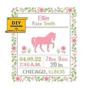 Könnte beinhalten: Ein Kreuzstichmuster für eine Baby-Geburtsanzeige. Das Muster zeigt ein rosa Pferd, einen floralen Rand und den Text "Ellie Rose Smith", "04.08.22 7lbs. 9oz. 7:45 A.M. 20 in. CHICAGO, ILLINOIS".