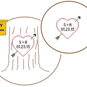 Op de afbeelding: Een doe-het-zelf aanpassingsafbeelding met een hart doorboord door een pijl, met de initialen "S + A" en de datum "01.23.15" erin. Het ontwerp staat tegen een boomstamachtergrond, met een kleinere, gedetailleerde versie in een cirkel.