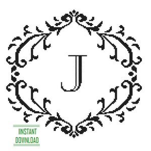 Op de afbeelding: Zwart-wit kruissteekontwerp met de letter "J" in een sierlijke, bloemachtige omlijsting. De woorden "INSTANT DOWNLOAD" staan in het groen onderaan. Geschikt voor diverse handwerkprojecten.