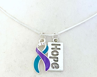 Lila Türkis Kundengerechte Awareness Ribbon Charm Halskette mit optionalen Add-On Charms