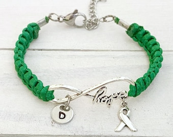 Smaragdgrün HOPE Leberkrebs Zöliakie Awareness Ribbon Infinity Bettelarmband mit optional handgestempeltem Alphabet Initial Charm