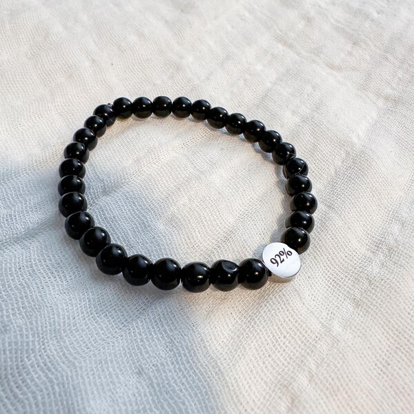 92 Prozent schwarzes Glasperlenarmband: Edelstahlakzent
