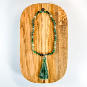 Collar de mala con chakra del corazón, cuentas de oración Anahata Mala, mala anudada a mano de 6 mm y 108 vueltas con borla de algodón, cuentas de japa mala para yoga, afirmaciones