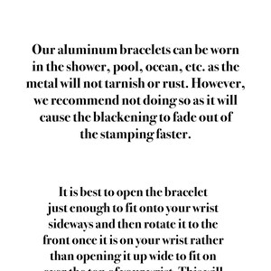 K&ouml;nnte beinhalten: Pflegetipps f&uuml;r Aluminium-Armb&auml;nder. Der Text erkl&auml;rt, wie man die Armb&auml;nder tr&auml;gt und pflegt, um ihre Lebensdauer zu verl&auml;ngern und ihre Form zu erhalten.
