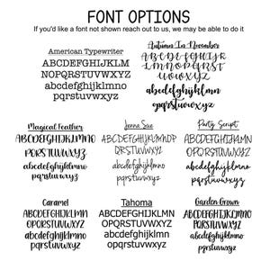 K&ouml;nnte beinhalten: Grafik mit Schriftoptionen in Schwarz, darunter American Typewriter, Autumn In November, Magical Feather, Jenna Sue, Party Script, Caramel, Tahoma und Garden Grown. Jede Schriftart zeigt Gro&szlig;- und Kleinbuchstaben.
