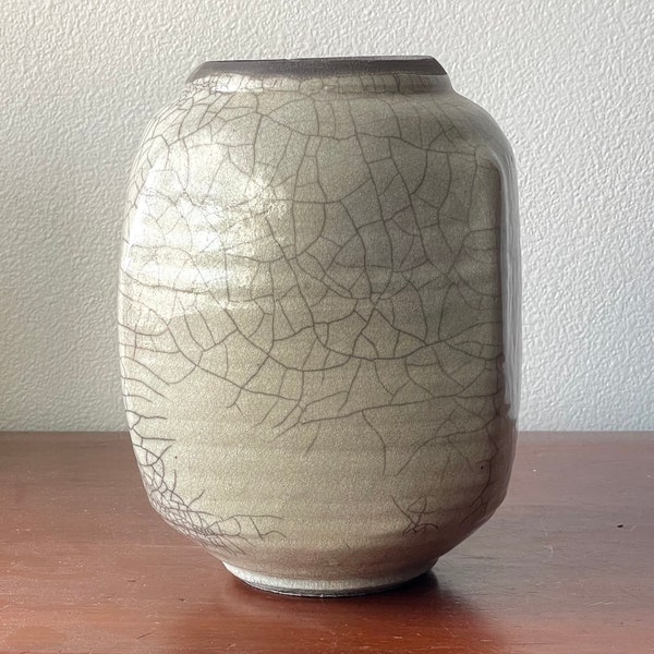 Grand vase raku vernis craquelé avec rebords rembourrés | Forme modifiée