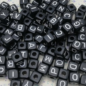 100 peças 10 mm plástico cor preta cubo quadrado talão letra do alfabeto, resina artesanal artesanato joias diy achando acessório charme bp0109