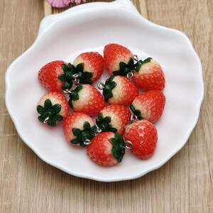 6/20 個 プラスチック ストロベリー フルーツ ペンダント チャーム 樹脂 手作り ジュエリー 作成 DIY ファインディング ネックレス イヤリング 装飾 アクセサリー BP0642