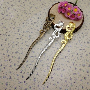 Puede incluir: Tres horquillas decorativas con un diseño de zorro. Las horquillas están hechas de metal y tienen un acabado dorado, plateado y bronce.