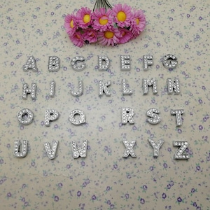 26/100 Pcs Cor Prata Imitação de Diamante Cristal Strass Slider Maiúsculas Alfabeto Letra Talão Charme Jóias Artesanais Metal Finding BM0657