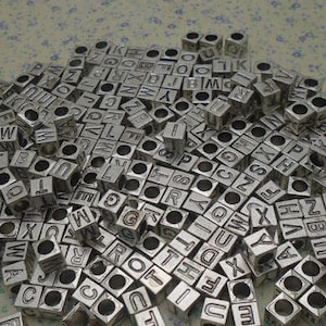 26/100 piezas 7 MM de ancho Metal cuadrado cubo alfabeto letra cuenta encanto, color plata antigua joyería hecha a mano haciendo DIY encontrar colgante BM0656